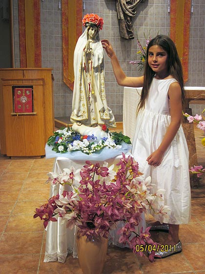 Crowning the May Queen at St. Justin's Crowning the May Queen at St. Justin's