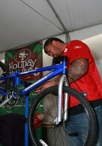 San Francisco 49ers Stars Bring Joy to Children by Assembling and Delivering Bicycles San Francisco 49ers Stars Bring Joy to Children by Assembling and Delivering Bicycles