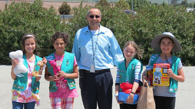 Girl Scouts Deliver Dishes to Dogs Girl Scouts Deliver Dishes to Dogs