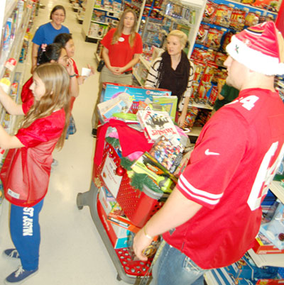 Spreading Holiday Cheer 49ers Players Shop With Children