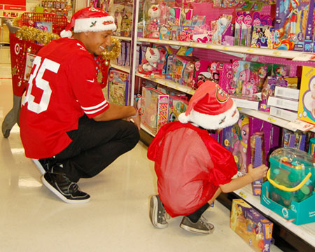 Spreading Holiday Cheer 49ers Players Shop With Children